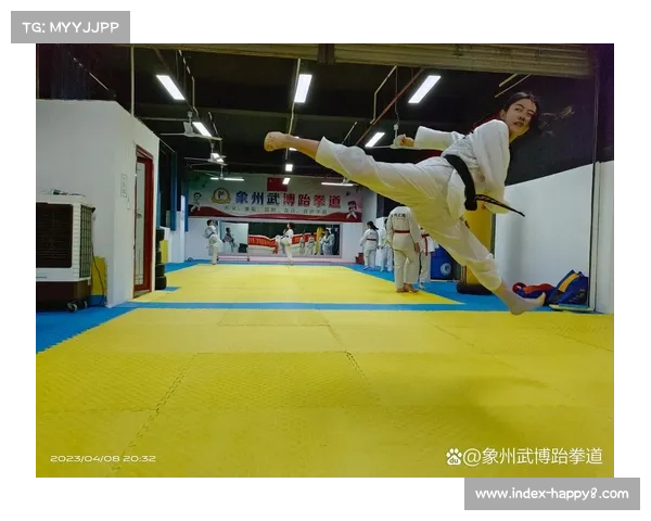 麦蒂单膝跪地展现跆拳道腿法与小女孩亲密互动瞬间引人注目